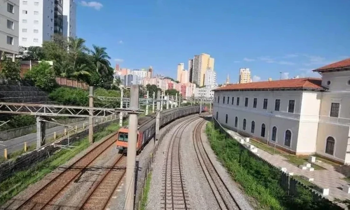Trem do metrô de Belo Horizonte em operação em trecho urbano, simbolizando a ampliação da Linha 2 e a modernização do transporte na capital - (crédito: Alexandre Guzanshe/EM/D.A Press)