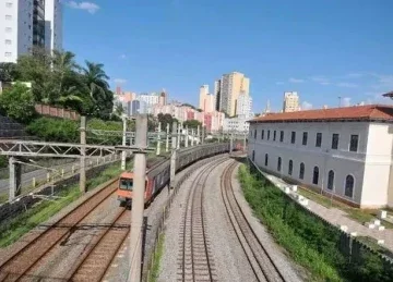 Trem do metr&ocirc; de Belo Horizonte em opera&ccedil;&atilde;o em trecho urbano, simbolizando a amplia&ccedil;&atilde;o da Linha 2 e a moderniza&ccedil;&atilde;o do transporte na capital -  (crédito: Alexandre Guzanshe/EM/D.A Press)