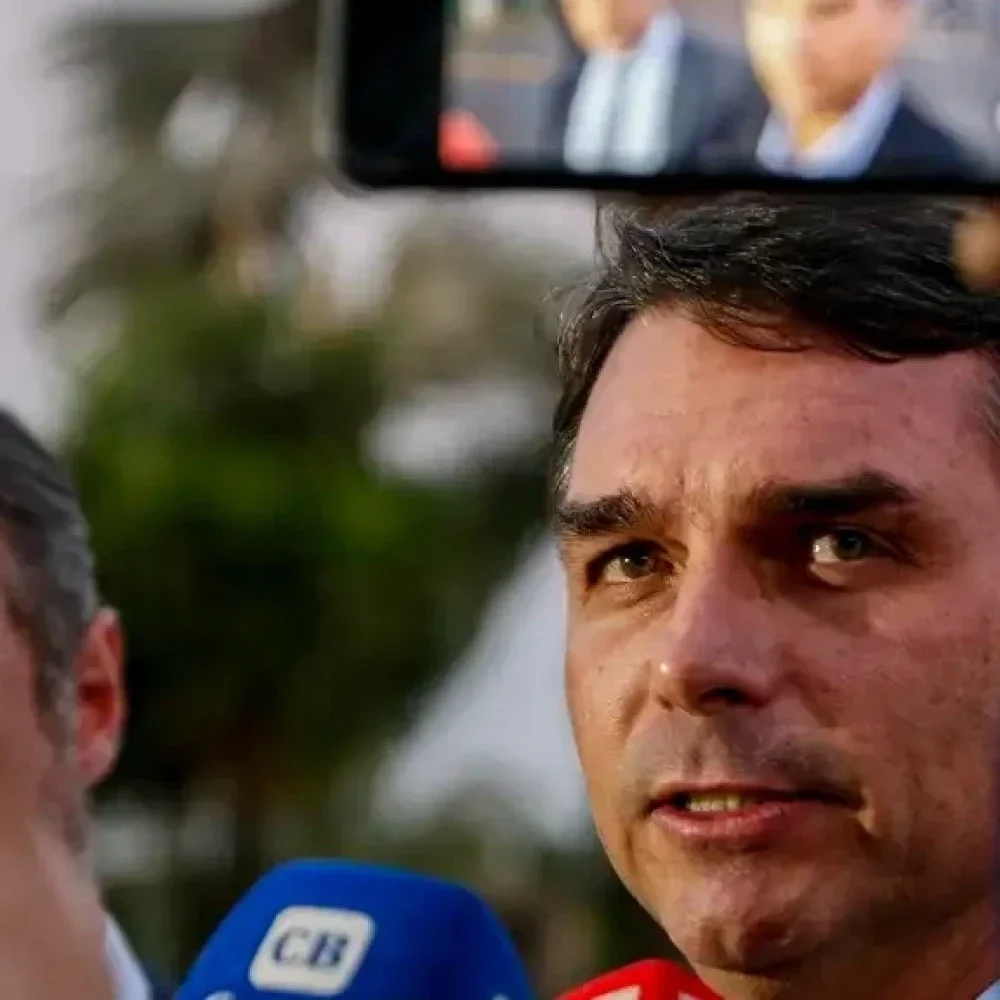 Miliciano se referiu a Flávio Bolsonaro como 'nosso senador' em mensagens
