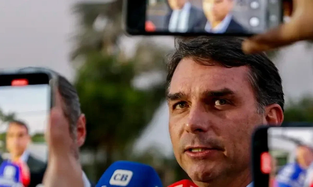 Flávio Bolsonaro, candidato à Presidência da República pelo PL, conversando com jornalistas. - (crédito: Bruno Peres/Agência Brasil)