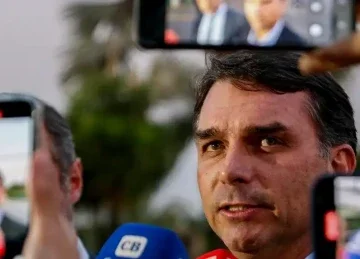 Fl&aacute;vio Bolsonaro, candidato &agrave; Presid&ecirc;ncia da Rep&uacute;blica pelo PL, conversando com jornalistas. -  (crédito: Bruno Peres/Ag&ecirc;ncia Brasil)