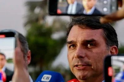 Fl&aacute;vio Bolsonaro, candidato &agrave; Presid&ecirc;ncia da Rep&uacute;blica pelo PL, conversando com jornalistas. -  (crédito: Bruno Peres/Ag&ecirc;ncia Brasil)