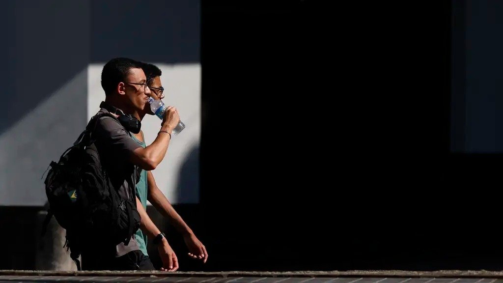 Com o super El Ni&ntilde;o intensificando o calor, a hidrata&ccedil;&atilde;o se torna fundamental para enfrentar as altas temperaturas -  (crédito: Fernando Fraz&atilde;o/Ag&ecirc;ncia Brasil)