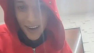 O rapper Oruam durante a transmiss&atilde;o ao vivo na qual removeu sua tornozeleira eletr&ocirc;nica, ap&oacute;s decis&atilde;o judicial que revogou a pris&atilde;o preventiva -  (crédito: Reprodu&ccedil;&atilde;o/Redes Sociais)