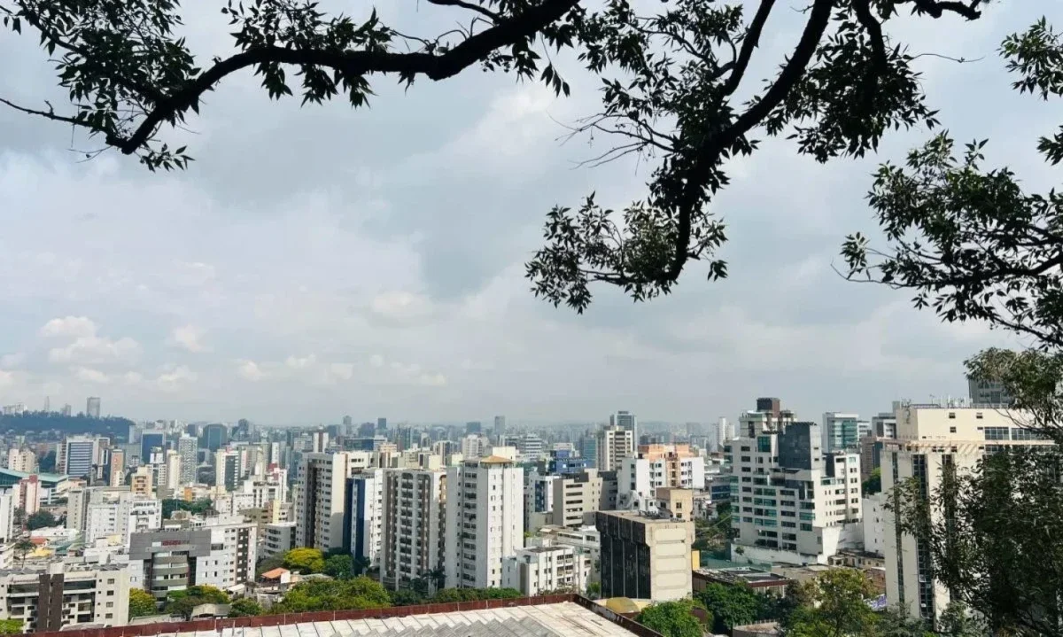 Belo Horizonte terá forte calor e possibilidade de chuva neste fim de semana - (crédito: Edésio Ferreira/EM/D.A.Press)