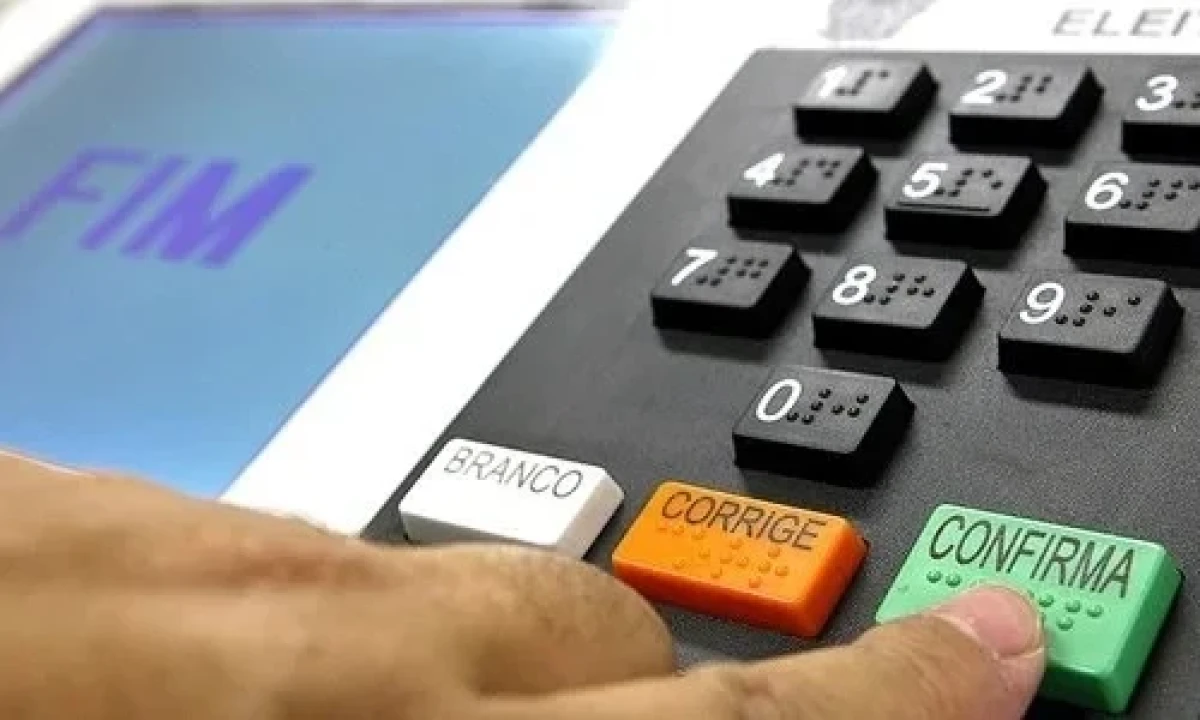 Eleitor finaliza o registro do voto na urna eletrônica, um processo chave para manifestar sua escolha nas eleições - (crédito: TSE/ Divulgação oficial)