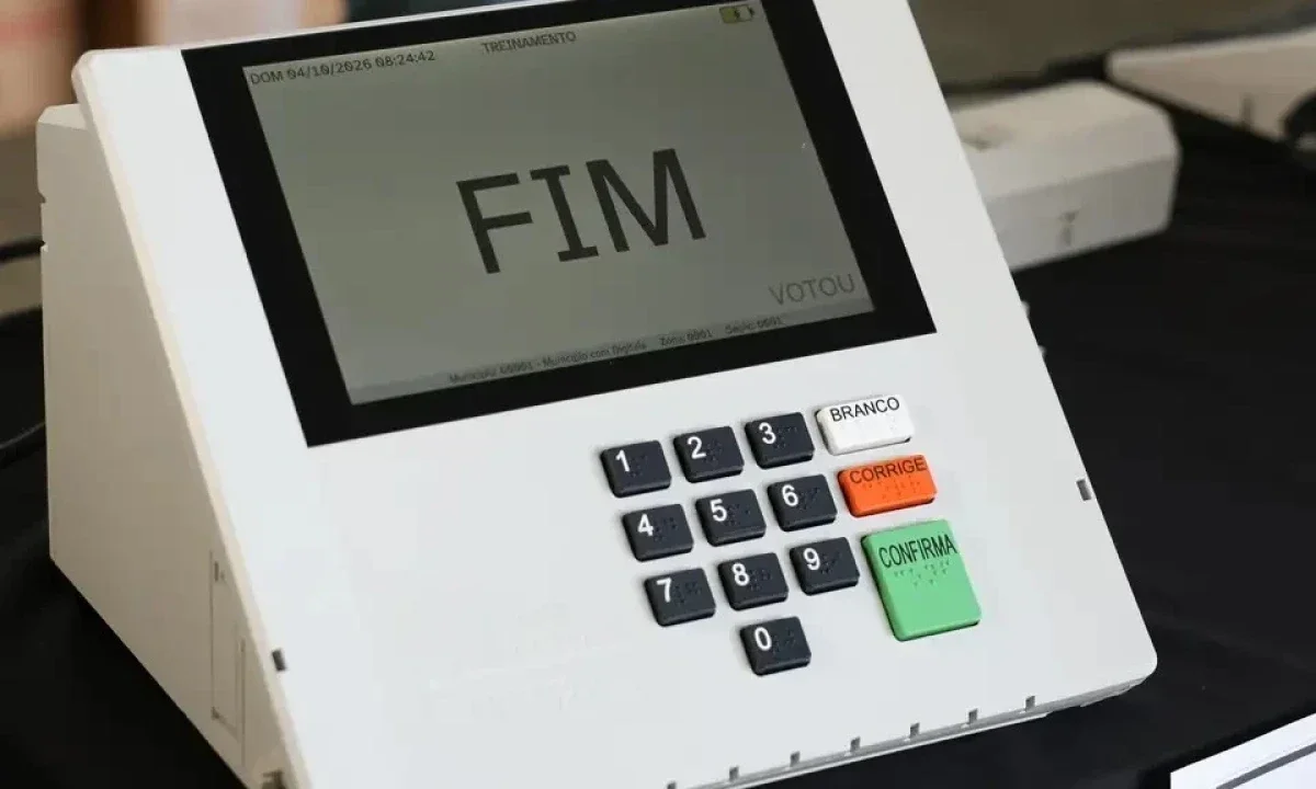 Urna eletrônica exibe tela de finalização de voto e as teclas importantes para o processo eleitoral. - (crédito: Valter Campanato/ Agência Brasil)