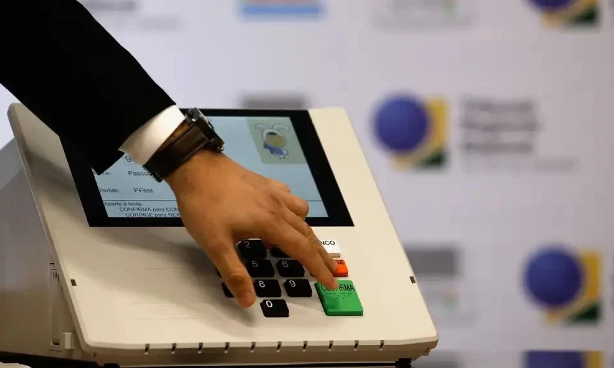 Eleitores precisarão de atenção ao digitar os dois votos para senador na urna eletrônica - (crédito: Tânia Rêgo/Agência Brasil)