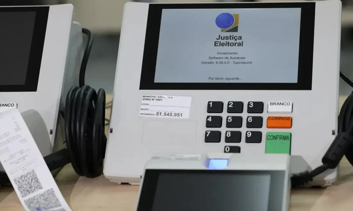 A urna eletrônica brasileira, fiscalizada pela Justiça Eleitoral, é fundamental para o processo democrático e as regras de campanha - (crédito: Rovena Rosa / Agência Brasil)
