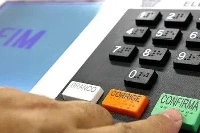 Eleitor finaliza o registro do voto na urna eletr&ocirc;nica, um processo chave para manifestar sua escolha nas elei&ccedil;&otilde;es -  (crédito: TSE/ Divulga&ccedil;&atilde;o oficial)