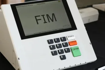 Urna eletr&ocirc;nica exibe tela de finaliza&ccedil;&atilde;o de voto e as teclas importantes para o processo eleitoral. -  (crédito: Valter Campanato/ Ag&ecirc;ncia Brasil)