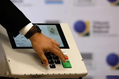 Eleitores precisar&atilde;o de aten&ccedil;&atilde;o ao digitar os dois votos para senador na urna eletr&ocirc;nica -  (crédito: T&acirc;nia R&ecirc;go/Ag&ecirc;ncia Brasil)