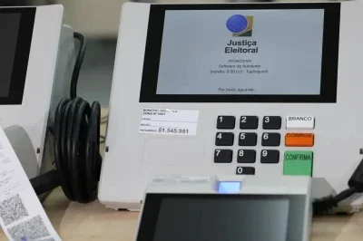A urna eletr&ocirc;nica brasileira, fiscalizada pela Justi&ccedil;a Eleitoral, &eacute; fundamental para o processo democr&aacute;tico e as regras de campanha -  (crédito: Rovena Rosa / Ag&ecirc;ncia Brasil)