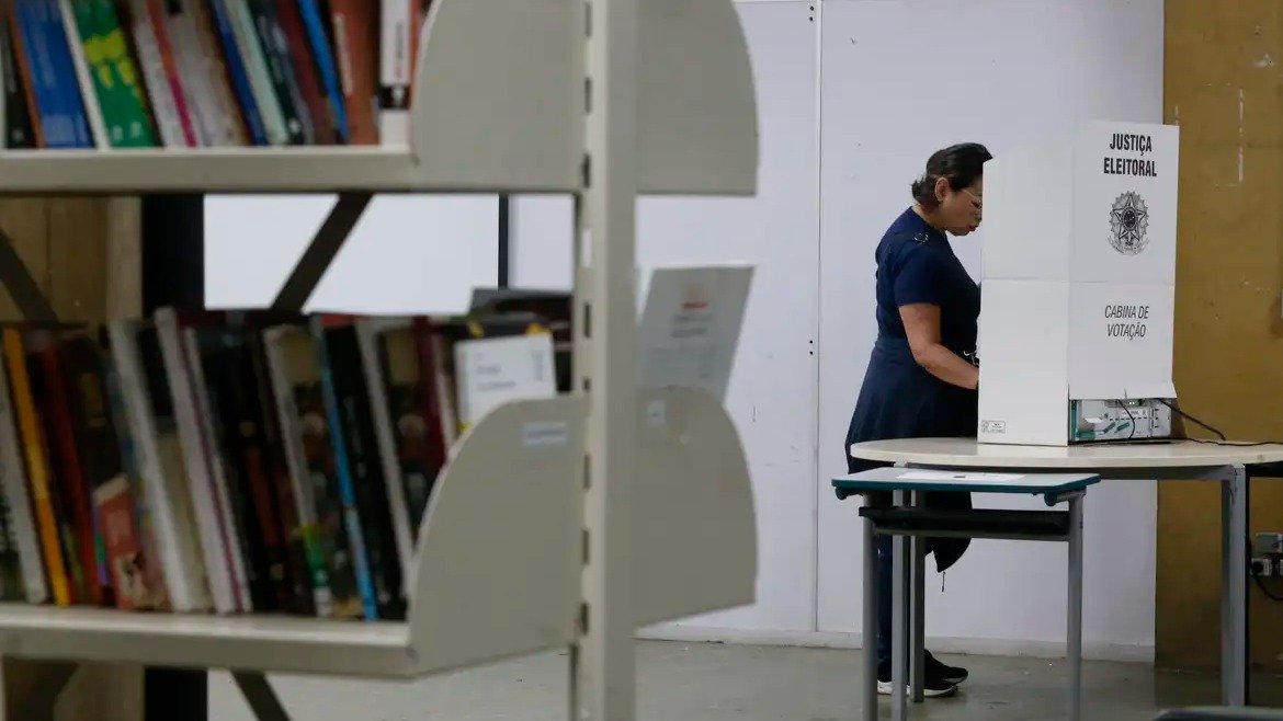 A cabine da Justi&ccedil;a Eleitoral assegura o sigilo do voto, essencial na prote&ccedil;&atilde;o dos dados do eleitor contra pedidos abusivos de documentos -  (crédito: Paulo Pinto/Ag&ecirc;ncia Brasil)