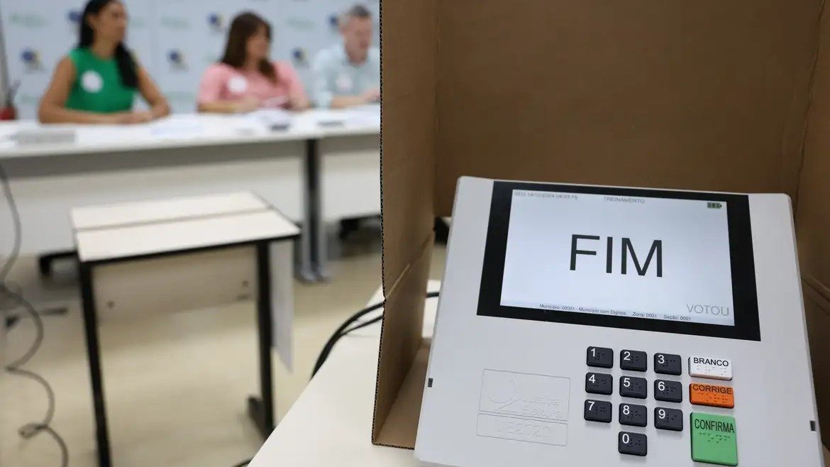 A urna eletr&ocirc;nica no dia da elei&ccedil;&atilde;o, processo democr&aacute;tico que conta com regras de prote&ccedil;&atilde;o para candidatos e eleitores -  (crédito: Rovena Rosa / Ag&ecirc;ncia Brasil)