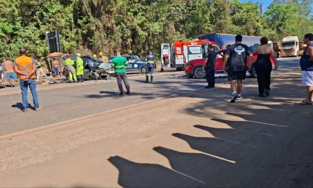 Ao todo, dez pessoas estavam envolvidas no acidente. Uma delas morreu ainda no local - (crédito: CBMMG)