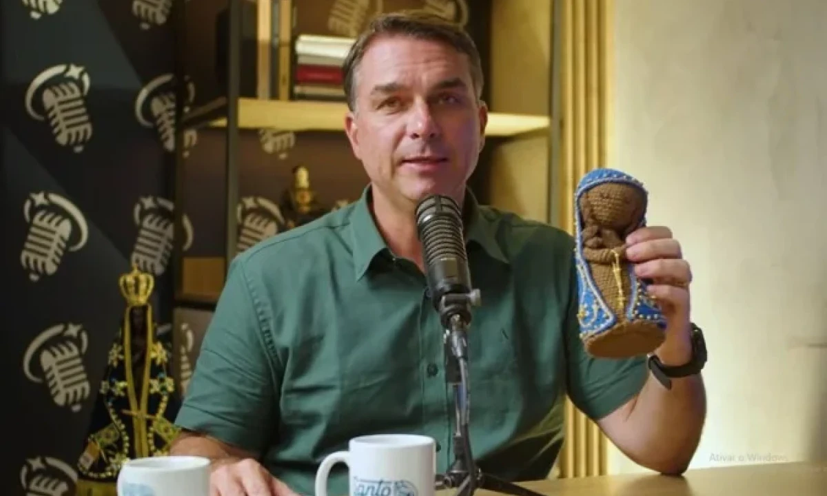 Candidato Flávio Bolsonaro participa do podcast SantoFlow - (crédito: Reprodução/YouTube)