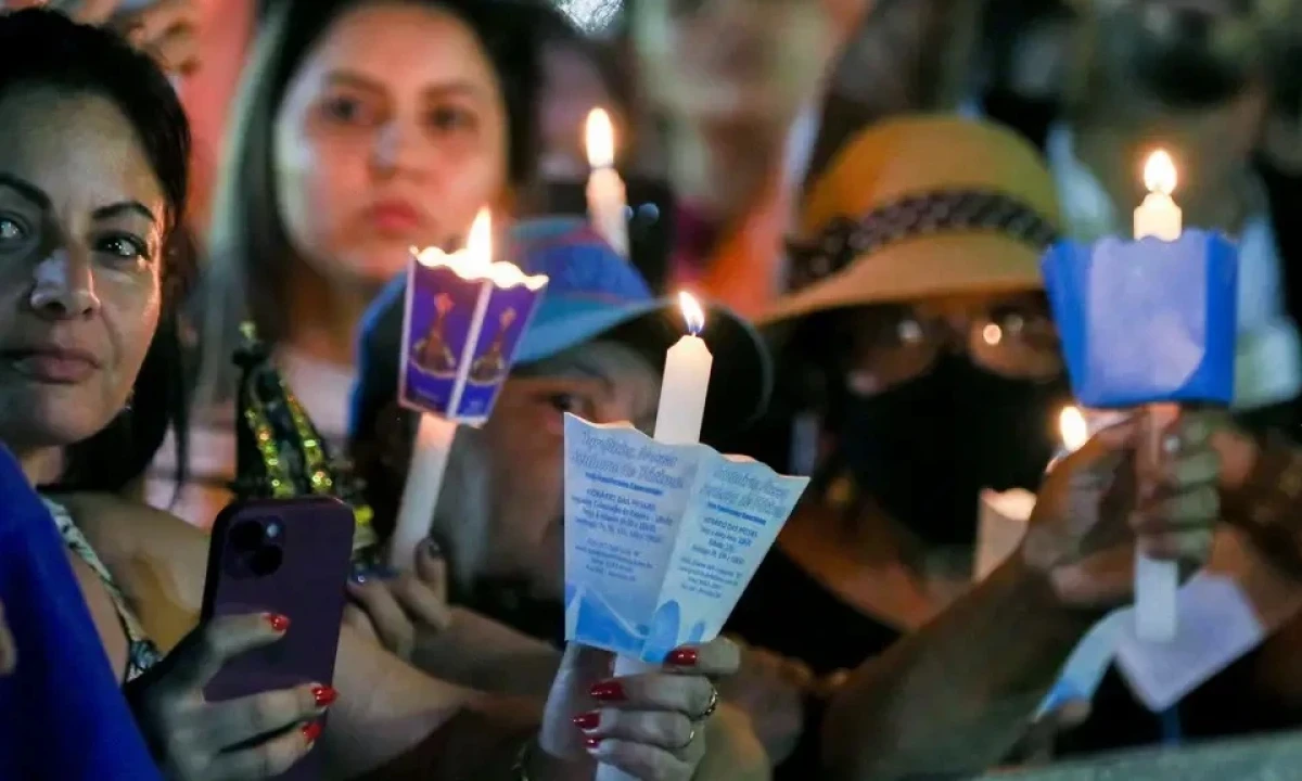 Fiéis manifestam sua fé com velas acesas, prática comum nas celebrações e romarias de Nossa Senhora Aparecida - (crédito: José Cruz/Agência Brasil)
