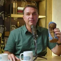 Flávio compara fake news sobre Nossa Senhora com facada levada por Bolsonaro - Reprodução/YouTube