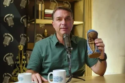Candidato Flávio Bolsonaro participa do podcast SantoFlow -  (crédito: Reprodução/YouTube)