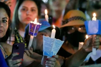Fi&eacute;is manifestam sua f&eacute; com velas acesas, pr&aacute;tica comum nas celebra&ccedil;&otilde;es e romarias de Nossa Senhora Aparecida -  (crédito: Jos&eacute; Cruz/Ag&ecirc;ncia Brasil)