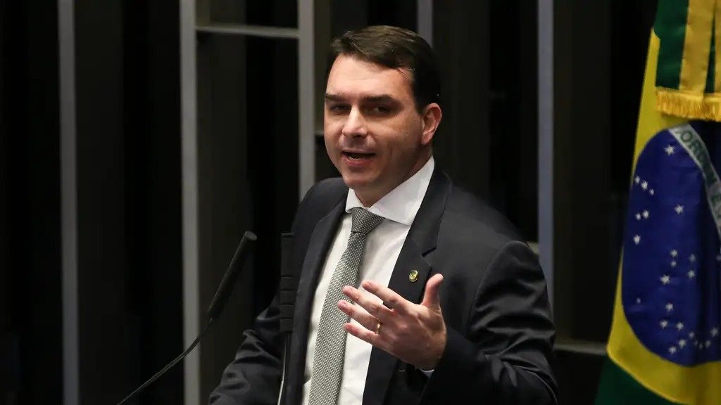 Fl&aacute;vio Bolsonaro se manifesta sobre a onda de fake news envolvendo a padroeira do Brasil em meio &agrave; campanha eleitoral -  (crédito: Fabio Rodrigues Pozzebom/Ag&ecirc;ncia Brasil)