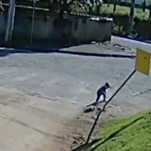 Vídeo: bebê de 1 ano e 6 meses foge de creche e vai até trabalho da mãe - Reprodução/Redes Sociais