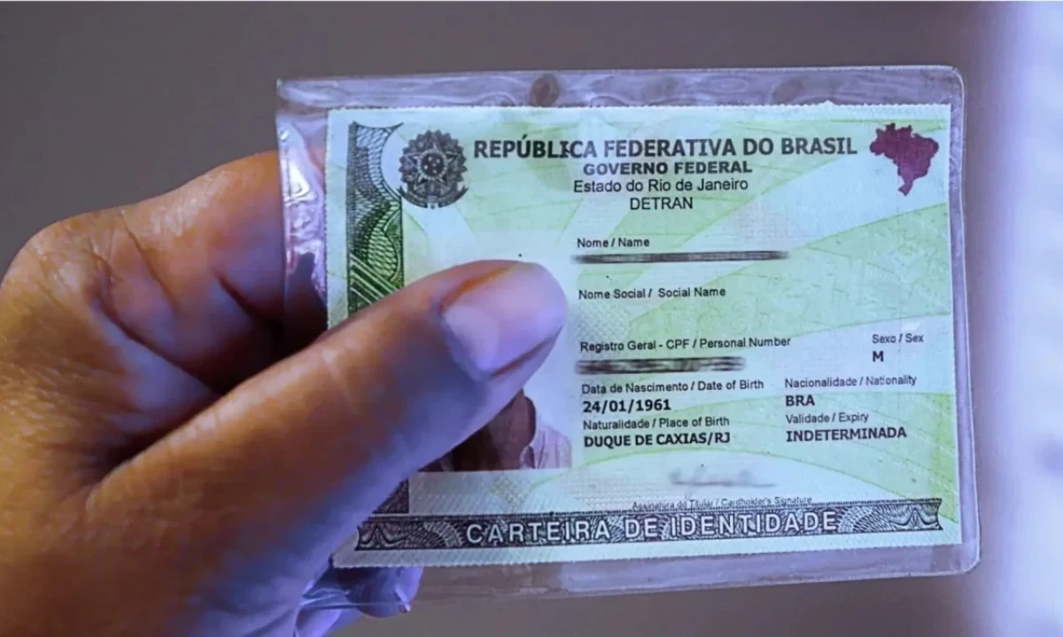 Um modelo antigo de Carteira de Identidade, como o exibido, ainda é válido no Brasil até 2032 - (crédito: Márcio Leandro/ Detran-RJ)