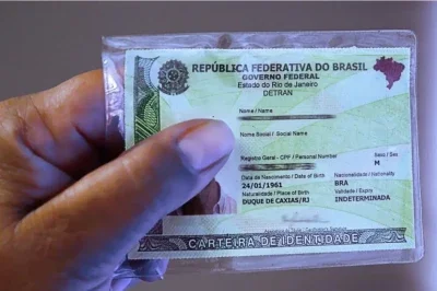 Um modelo antigo de Carteira de Identidade, como o exibido, ainda &eacute; v&aacute;lido no Brasil at&eacute; 2032 -  (crédito: M&aacute;rcio Leandro/ Detran-RJ)