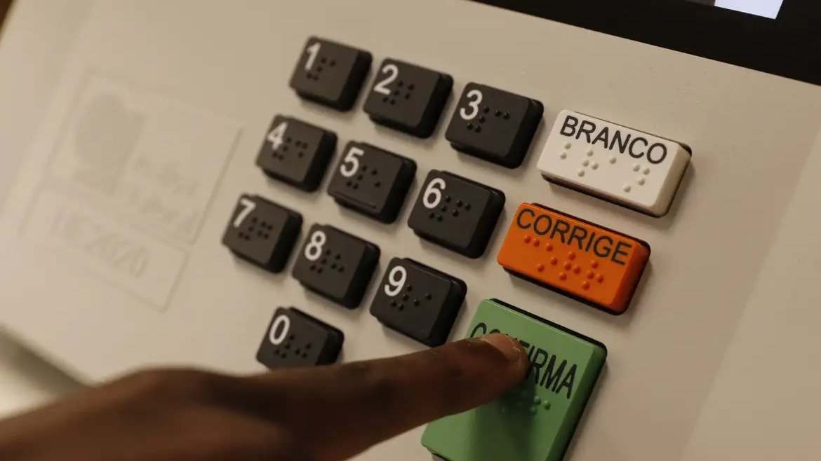 O eleitor registra seu voto na urna eletr&ocirc;nica, seguindo as diretrizes estabelecidas pela Justi&ccedil;a Eleitoral para as elei&ccedil;&otilde;es -  (crédito: Fernando Fras&atilde;o )