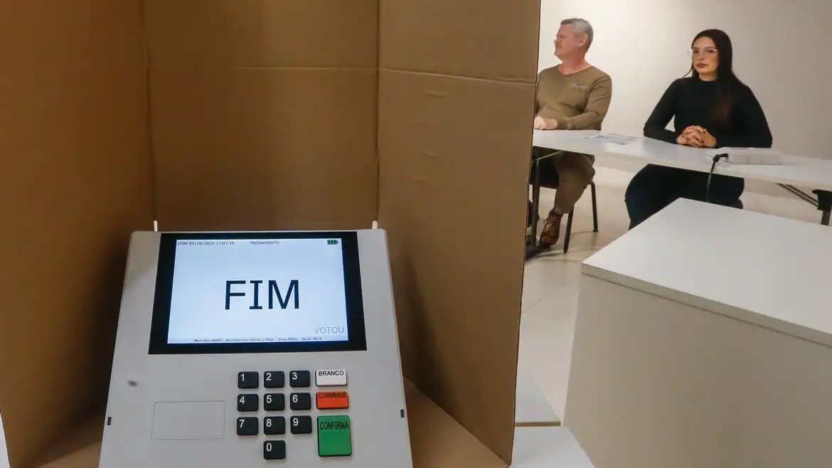 A urna eletr&ocirc;nica dentro da cabine de vota&ccedil;&atilde;o, local onde o uso de celulares e outros eletr&ocirc;nicos &eacute; proibido nas elei&ccedil;&otilde;es -  (crédito: Paulo Pinto / Ag&ecirc;ncia Brasil)