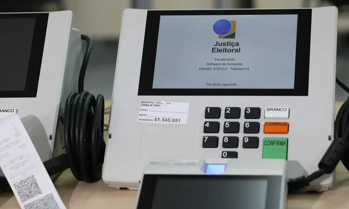 A Justiça Eleitoral organiza as eleições no Brasil, e as urnas eletrônicas são o principal meio de votação - (crédito: Agência Brasil)