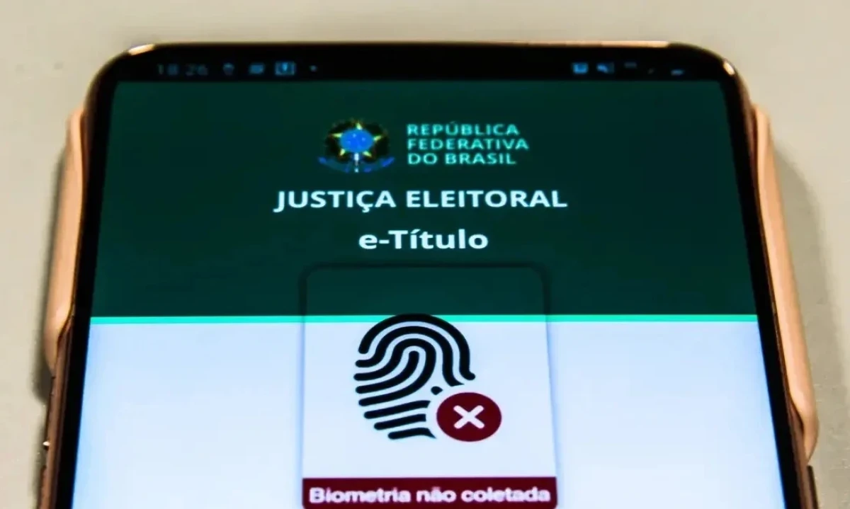 A mensagem "Biometria não coletada" no e-Título indica a necessidade de documento físico para votar, conforme as regras eleitorais - (crédito: Marcello Casal Jr / Agência Brasil)