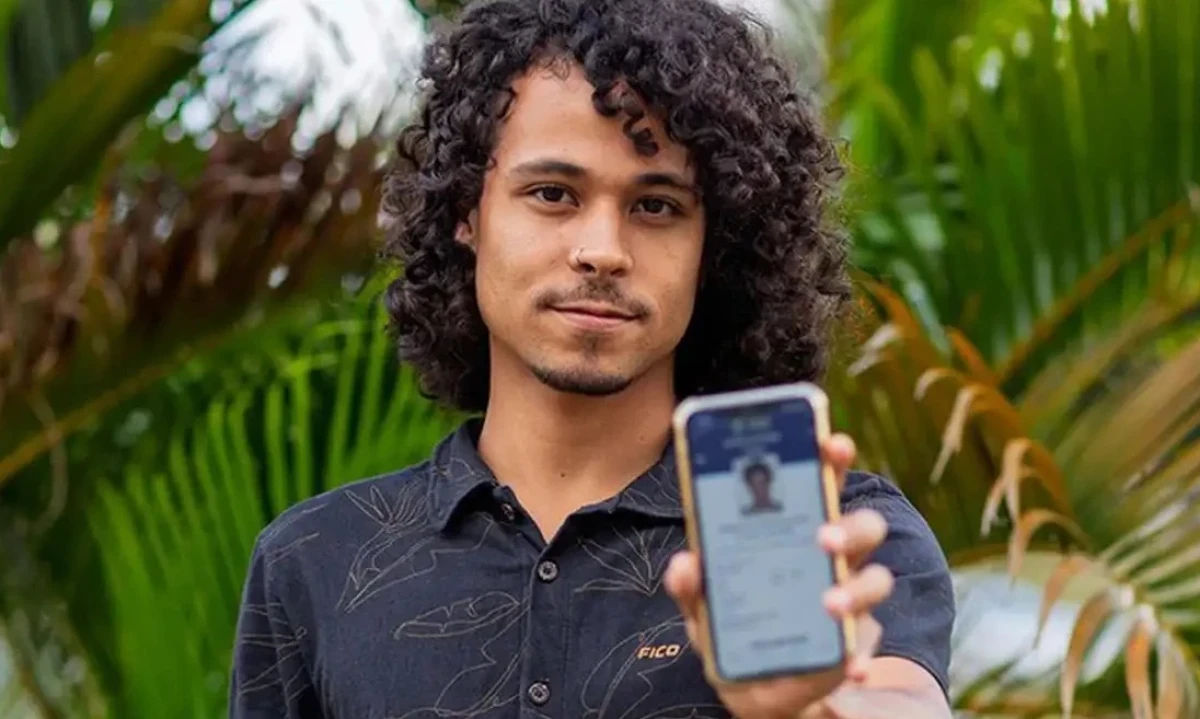 Jovem exibe seu e-Título no celular, ferramenta essencial para o eleitor nas eleições de 2026 - (crédito: TRE-DF/Divulgação)