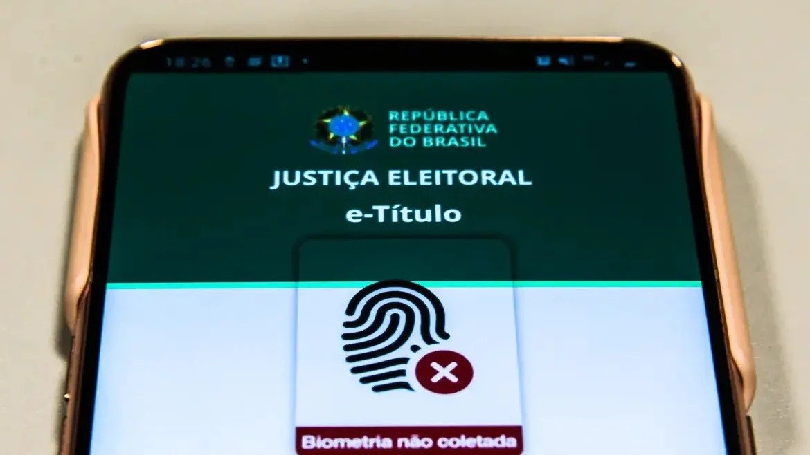 A mensagem "Biometria n&atilde;o coletada" no e-T&iacute;tulo indica a necessidade de documento f&iacute;sico para votar, conforme as regras eleitorais -  (crédito: Marcello Casal Jr / Ag&ecirc;ncia Brasil)