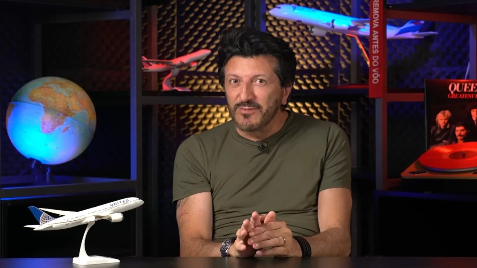 Lito Sousa, especialista em avia&ccedil;&atilde;o e criador do canal 'Avi&otilde;es e M&uacute;sicas', em seu ambiente de grava&ccedil;&atilde;o -  (crédito: Reprodu&ccedil;&atilde;o / YouTube)