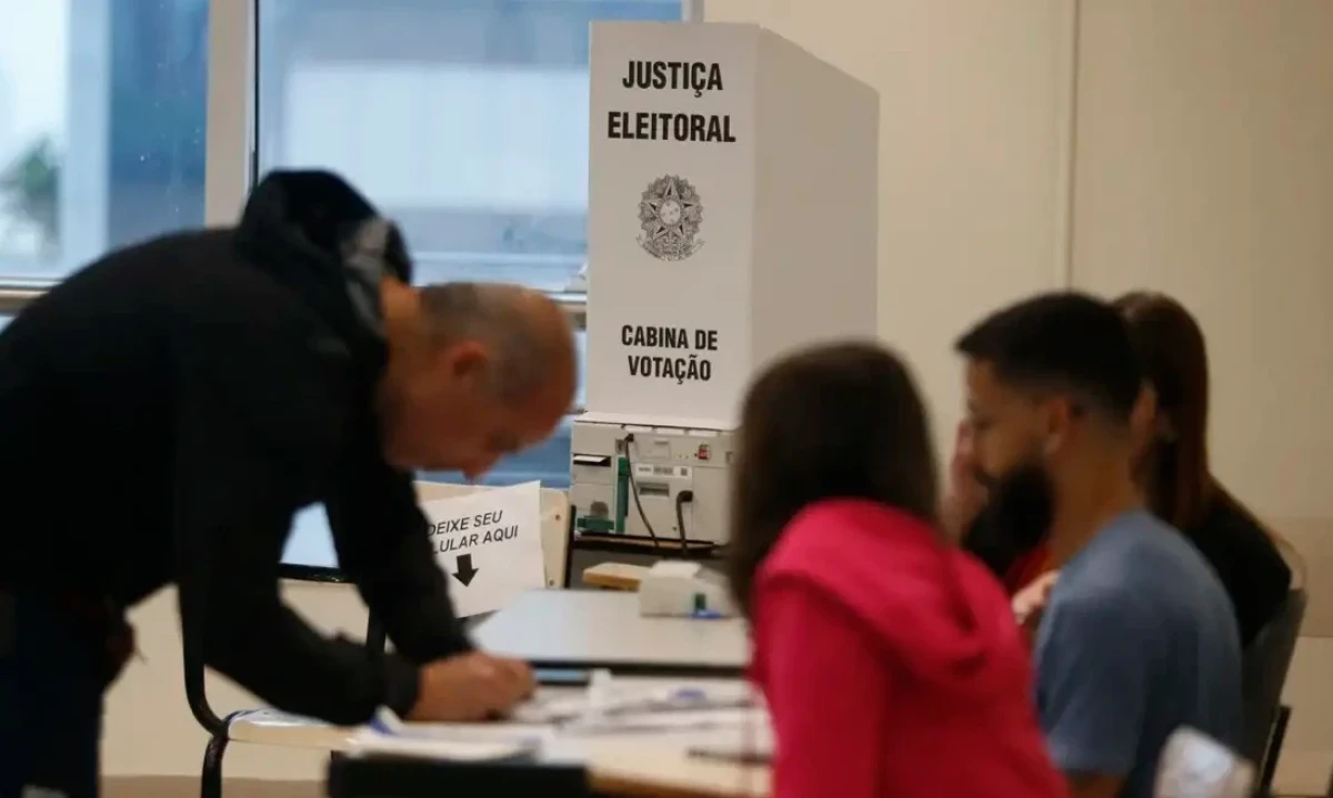 Eleitores exercem a cidadania em seção eleitoral, registrando seus votos para as Eleições Gerais de 2026 - (crédito: Paulo Pinto / Agência Brasil)