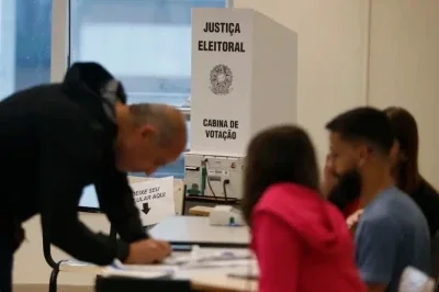 Eleitores exercem a cidadania em se&ccedil;&atilde;o eleitoral, registrando seus votos para as Elei&ccedil;&otilde;es Gerais de 2026 -  (crédito: Paulo Pinto / Ag&ecirc;ncia Brasil)