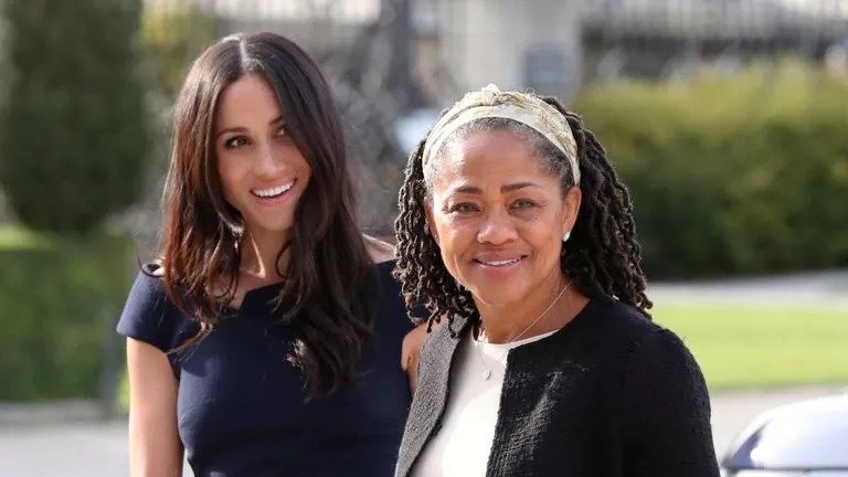 Doria Ragland e Meghan Markle exibem o la&ccedil;o pr&oacute;ximo e inspirador que une m&atilde;e e filha, conforme destaca a reportagem. -  (crédito: Getty Images)