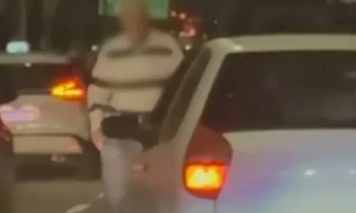 Imagens de câmera de segurança mostram o momento da briga de trânsito que resultou na morte de Carlos Boulos na Avenida 23 de Maio. - (crédito: Reprodução/TV Globo)