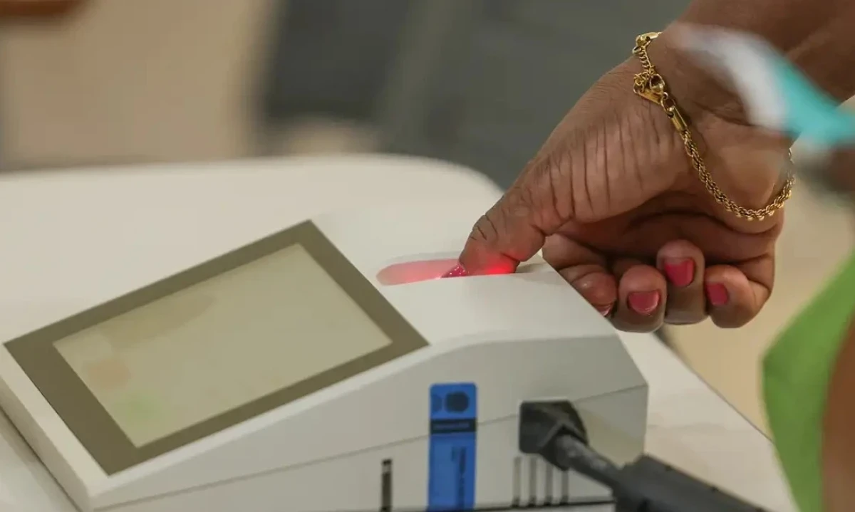 A biometria é um dos métodos de segurança para a identificação de eleitores durante o pleito eleitoral - (crédito: Joédson Alves / Agência Brasil)