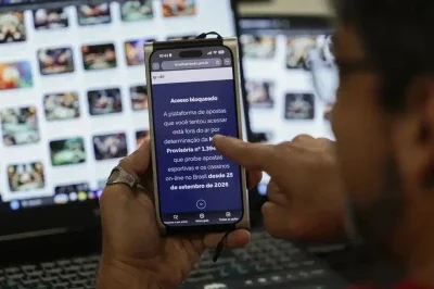 O bloqueio de uma plataforma de apostas em um celular ilustra a determina&ccedil;&atilde;o do governo federal para o encerramento das opera&ccedil;&otilde;es de bets no Brasil -  (crédito: Jo&eacute;dson Alves/Ag&ecirc;ncia Brasil)