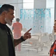 Novela 'Por você': Gabriel agride Junqueira após humilhação a Leandra - Reprodu&ccedil;&atilde;o / TV Globo &amp;#39;Por voc&ecirc;&amp;#39;