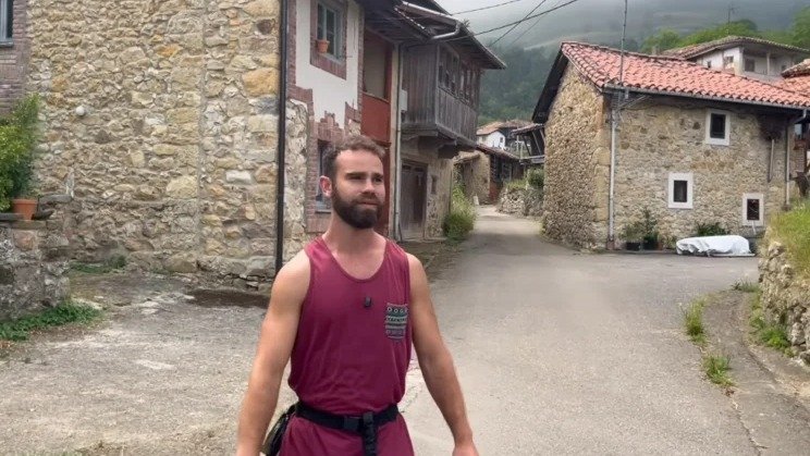 Ibon Berasategui explora as ruas do vilarejo nas Ast&uacute;rias onde trocou a vida urbana pela tranquilidade rural -  (crédito: Reprodu&ccedil;&atilde;o)