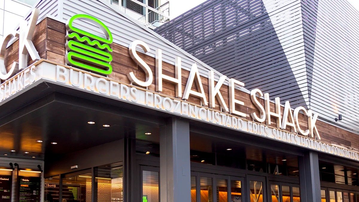 Fachada de uma unidade da Shake Shack, rede de hamb&uacute;rgueres que ter&aacute; sua primeira loja no Brasil em 2027 -  (crédito: Getty Images)