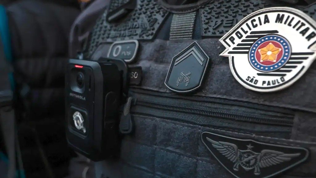 Detalhe do uniforme de um policial militar de S&atilde;o Paulo, que atuou no resgate da menina sequestrada pelo pai em Praia Grande -  (crédito: Paulo Pinto/Ag&ecirc;ncia Brasil)