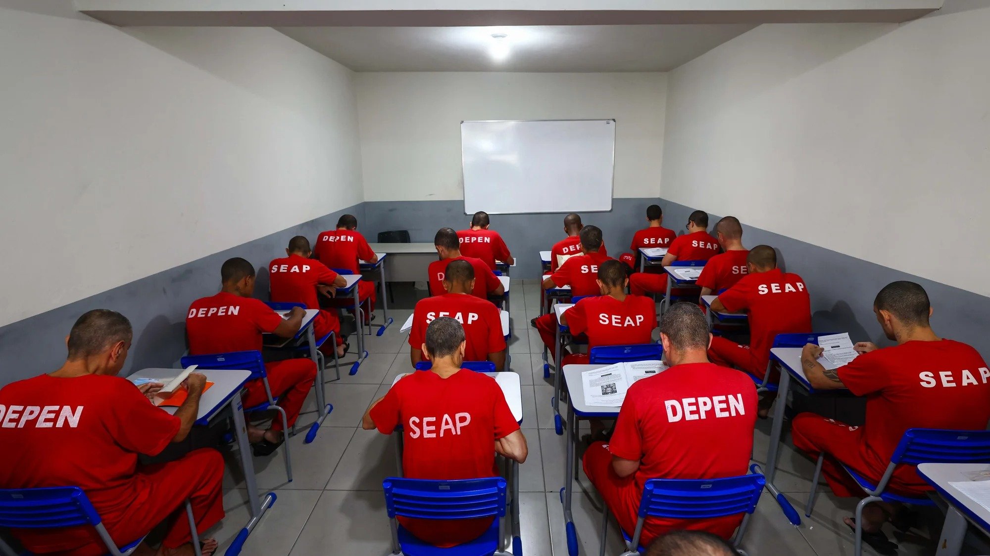 Detentos do Depen-MG em aula preparat&oacute;ria para o Encceja PPL, que registrou recorde de participantes em Minas Gerais -  (crédito: Sejusp-MG / Divulga&ccedil;&atilde;o)