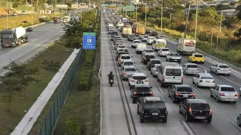 Movimento intenso de ve&iacute;culos em rodovia federal de Minas Gerais durante a Opera&ccedil;&atilde;o Nossa Senhora Aparecida da PRF -  (crédito: Ramon Lisboa/EM/D.A Press)
