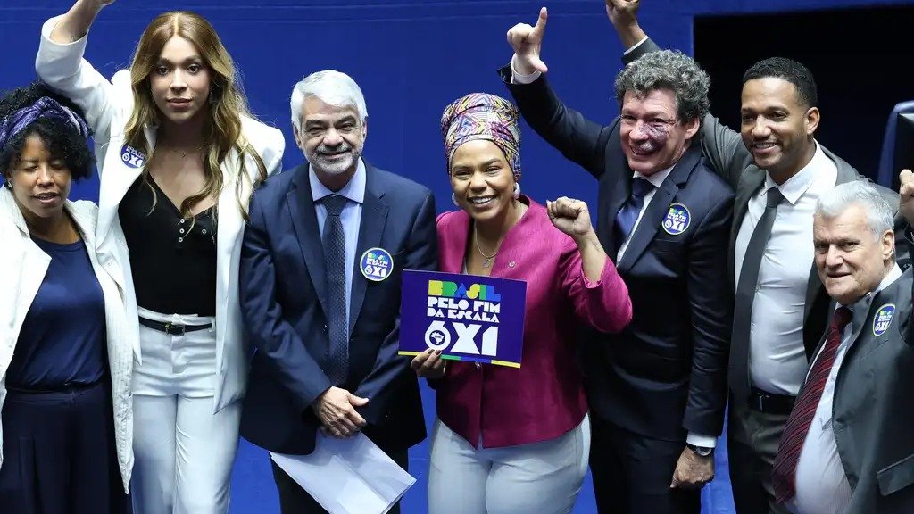 Parlamentares celebram a aprova&ccedil;&atilde;o da PEC que encerra a escala de trabalho 6x1 no Senado Federal, garantindo novos direitos aos trabalhadores. -  (crédito: Lula Marques/Ag&ecirc;ncia Brasil.)