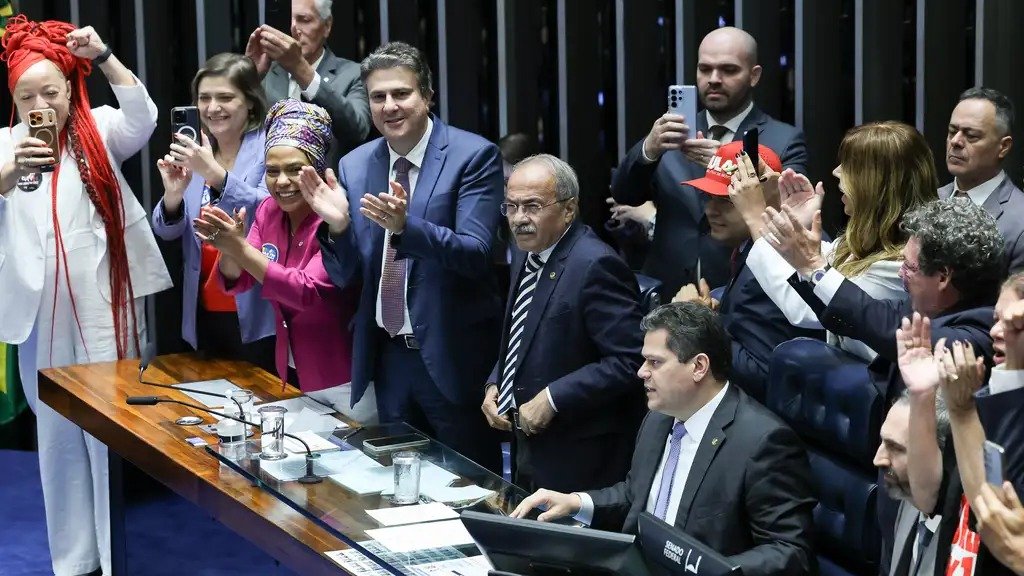 Senadores e senadoras celebram a aprova&ccedil;&atilde;o da PEC que altera a escala de trabalho de 6x1 para 5x2 no plen&aacute;rio -  (crédito: Lula Marques/Ag&ecirc;ncia Brasil.
)